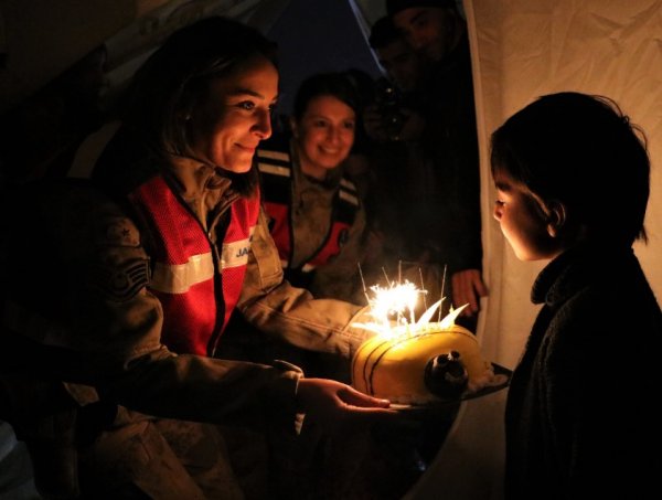 i Depremzede çocuğa çadırda doğum günü