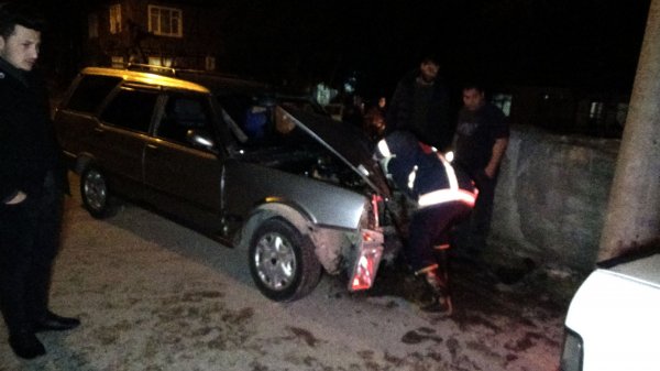 i Düzce'de direksiyonu kilitlenen otomobil direğe çarptı