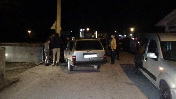 i Düzce'de direksiyonu kilitlenen otomobil direğe çarptı