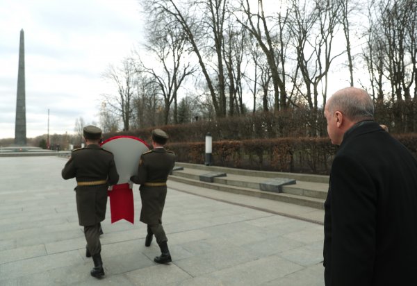 Erdoğan'dan Meçhul Asker Anıtı'na ziyaret