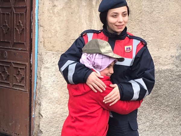 a Jandarmadan engelli depremzedeye sürpriz