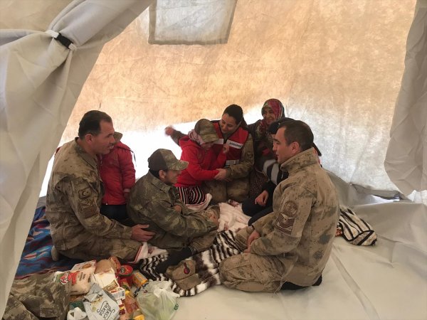 a Jandarmadan engelli depremzedeye sürpriz