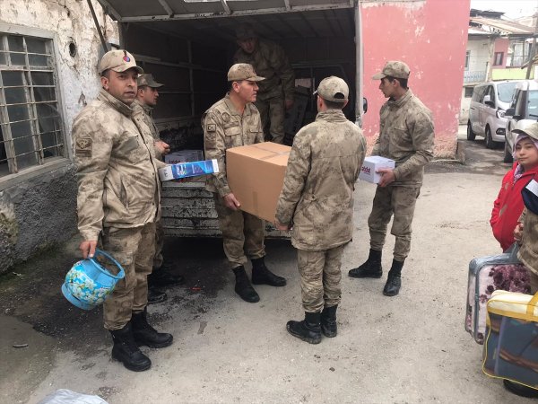 a Jandarmadan engelli depremzedeye sürpriz