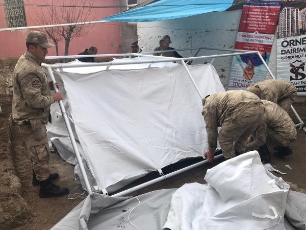 a Jandarmadan engelli depremzedeye sürpriz