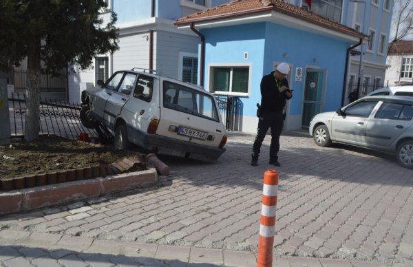 i Direksiyon başında kalp krizi geçirince 3 araca çarptı