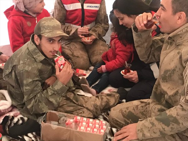 a Jandarmadan engelli depremzedeye sürpriz