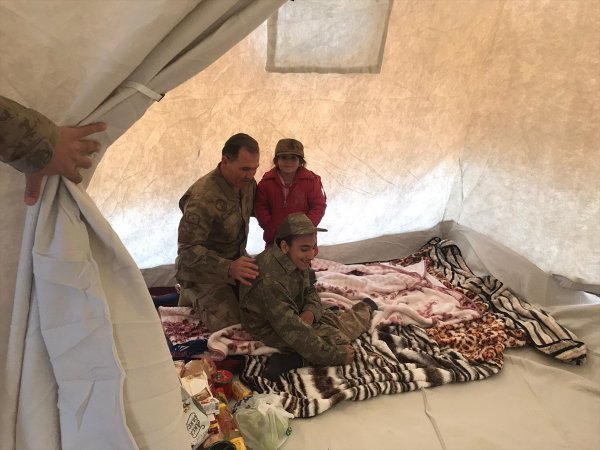 a Jandarmadan engelli depremzedeye sürpriz