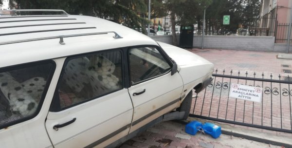 i Direksiyon başında kalp krizi geçirince 3 araca çarptı