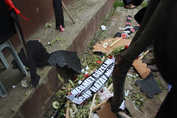 i Şehit cenazesinde CHP çelenkleri parçalandı