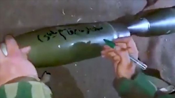 a Halep'e atılan bombalara Süleymani'nin adı yazılıyor