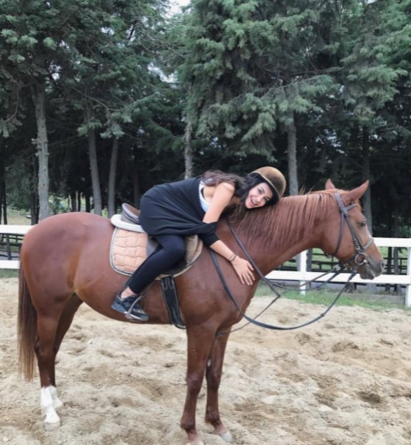 Şener Özbayraklı ve Şilan Makal nişanlandı