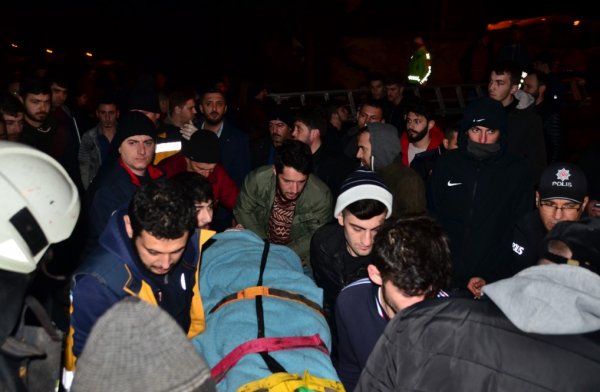 i Irmağa atlayan kızının peşinden gitti