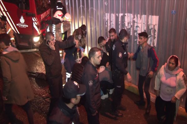 El freni çekilmeyi unutulan itfaiye aracı 3 kişiye çarptı