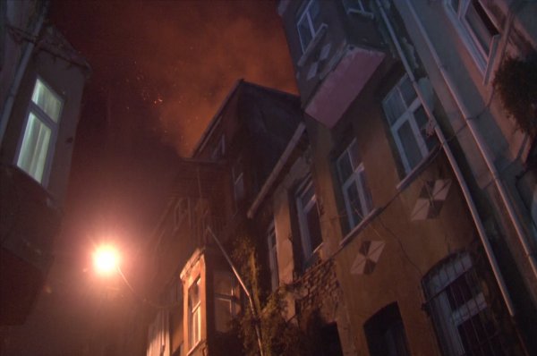 El freni çekilmeyi unutulan itfaiye aracı 3 kişiye çarptı