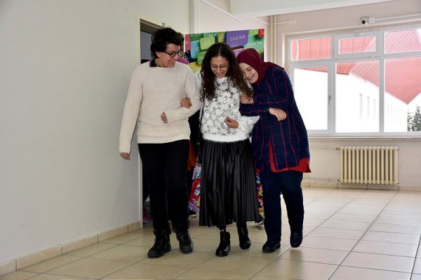 a Buket Öğretmen'in protez bacakla ilk adım heyecanı