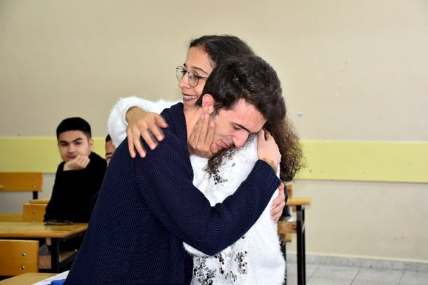 a Buket Öğretmen'in protez bacakla ilk adım heyecanı