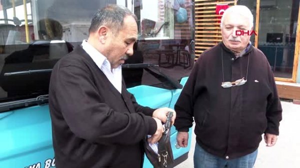 Sürücü, otobüste unutulan dövizi sahibine teslim etti