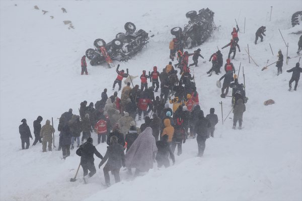 Van'daki çığ sonrası yürek yakan fotoğraf