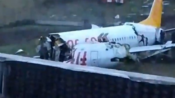 Kazanın ardından uçaktan çıkan yolcular