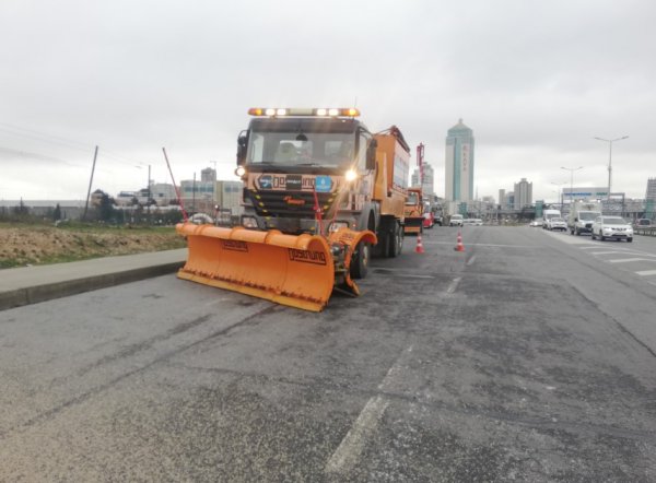 i İstanbul'da kar küreme araçları hazır bekliyor