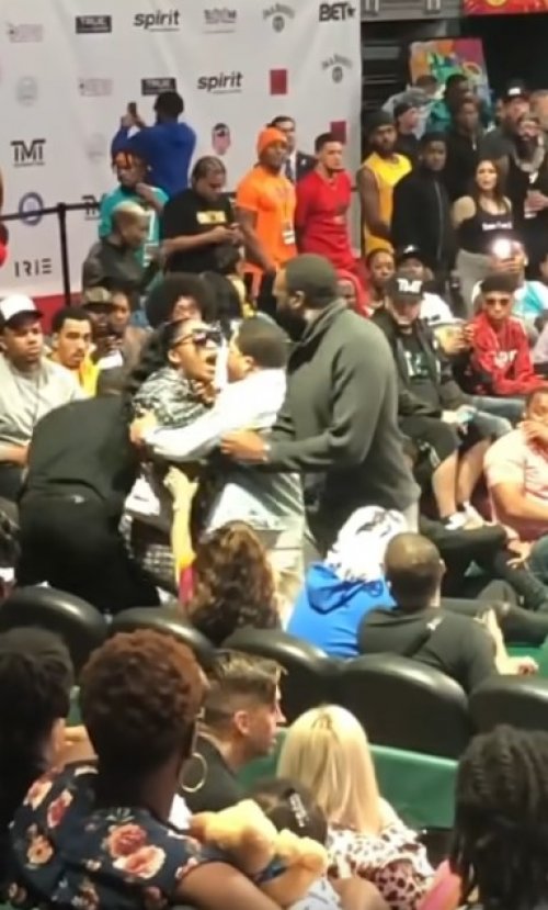 Ünlü boksör kameralar önünde eşinin boğazını sıktı