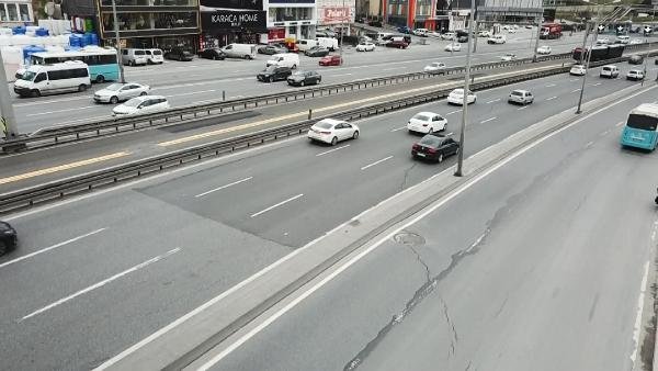 D-100 karayolu Avcılar yan yolda çatlaklar oluştu