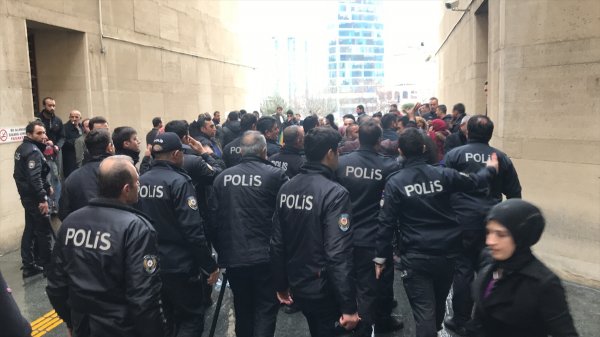 a Cinayet davasının tarafları arasında arbede yaşandı