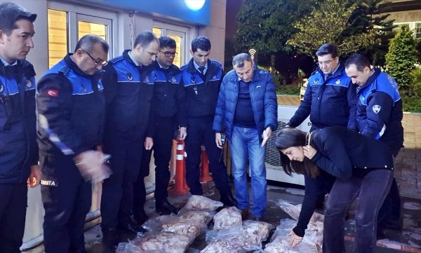 a Polis ve zabıta ekipleri, 170 kilo bozuk et ele geçirdi