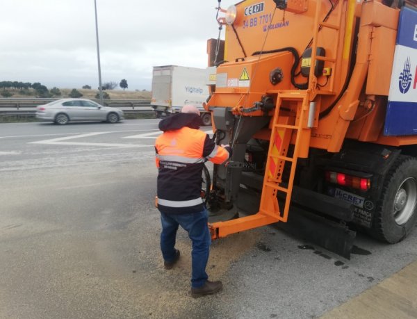 i İstanbul'da kar küreme araçları hazır bekliyor