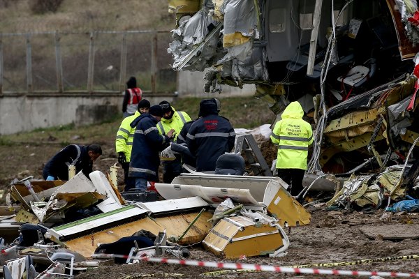 a Pistten çıkan uçağın enkazı parçalanarak kaldırılacak