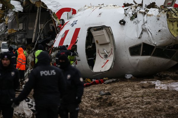 a Pistten çıkan uçağın enkazı parçalanarak kaldırılacak