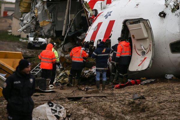 a Pistten çıkan uçağın enkazı parçalanarak kaldırılacak