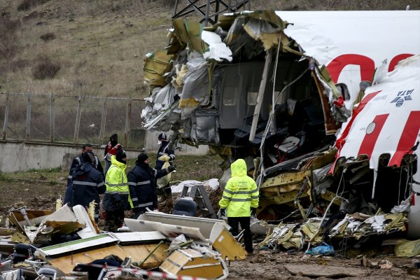 a Pistten çıkan uçağın enkazı parçalanarak kaldırılacak