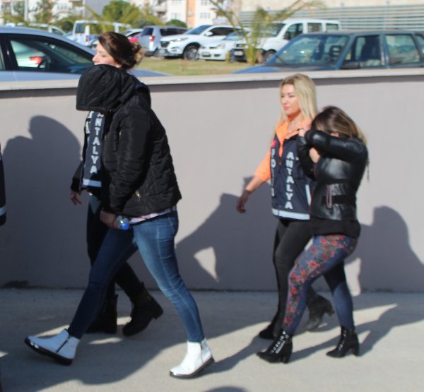 Antalya’da iş adamı arkadaşının verdiği bilgilerle soyuldu