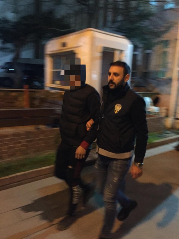 Evine giren hırsızı yol ortasında yakaladı