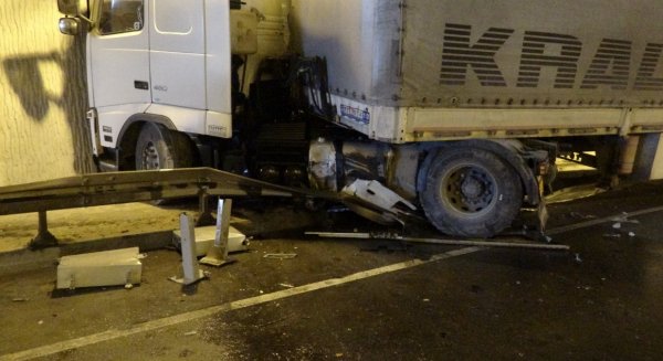 i Tünelde duvara çarpan tır sürücünün burnu bile kanamadı