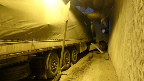 i Tünelde duvara çarpan tır sürücünün burnu bile kanamadı