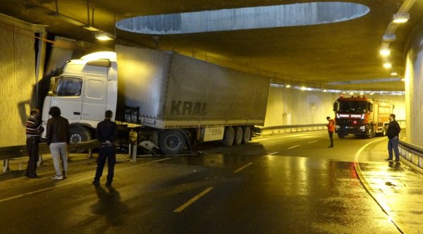 i Tünelde duvara çarpan tır sürücünün burnu bile kanamadı