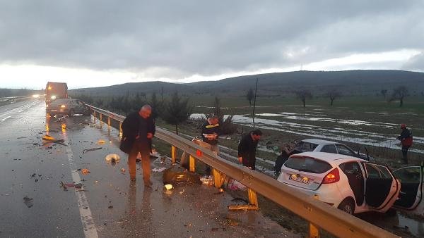 d Manisa'da zincirleme trafik kazası: 2 yaralı