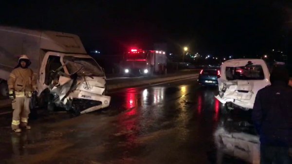 i Büyükçekmece'de kamyonet minibüse çarptı: 2 yaralı