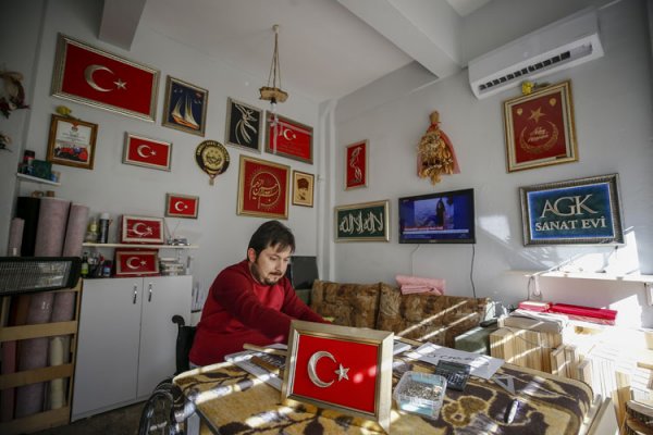 Filografi öğrenen gazi, engellilere de yardım ediyor