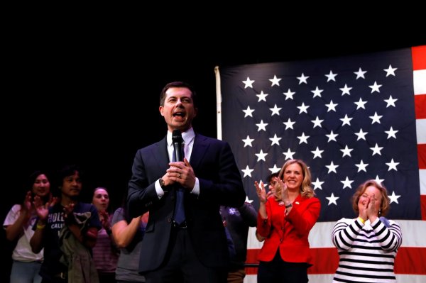 r Trump’ın eşcinsel rakibi başkanlık yarışında arayı açıyor