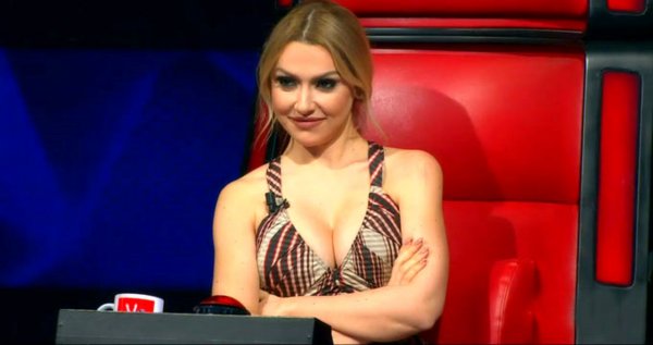 Hadise, dekolte seviyor