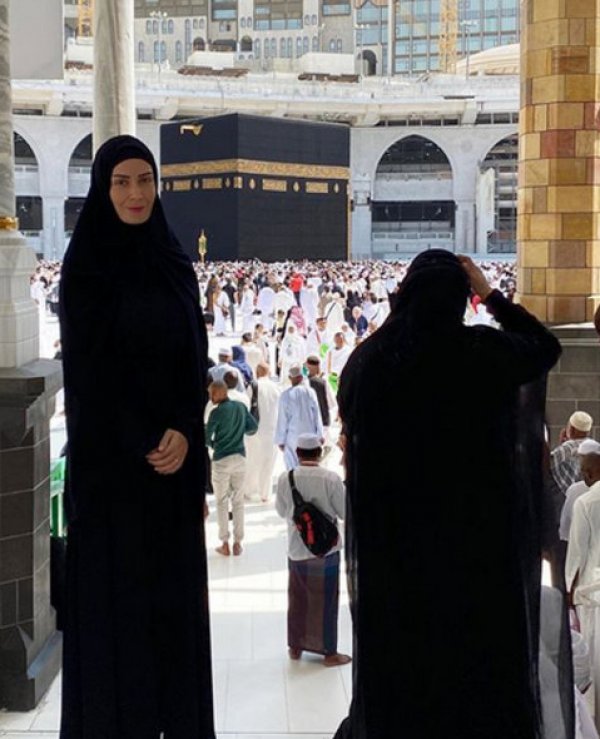 Irmak Atuk annesiyle umreye gitti