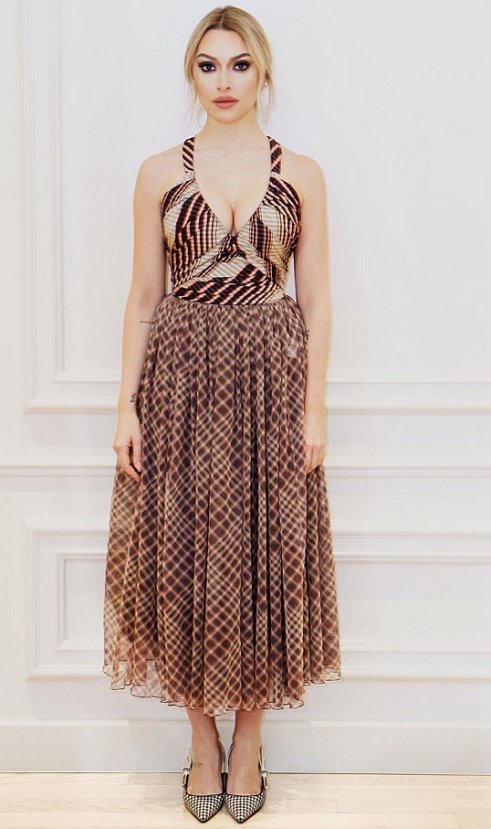 Hadise, dekolte seviyor