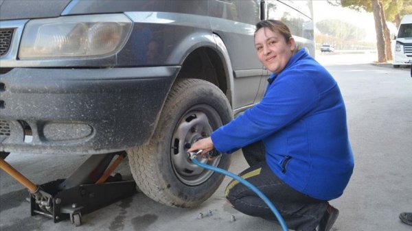 a Duygu usta, 20 yıldır lastik tamirciliği yapıyor