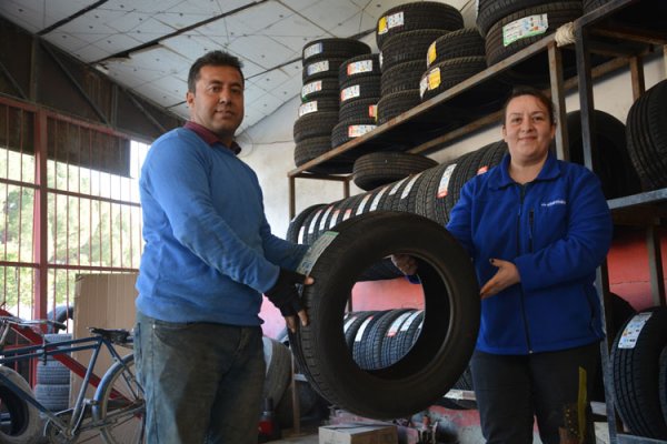 a Duygu usta, 20 yıldır lastik tamirciliği yapıyor