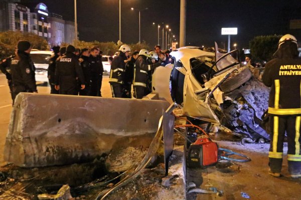 Antalya'da yeni evli çift trafik kazası yaptı:1 ölü