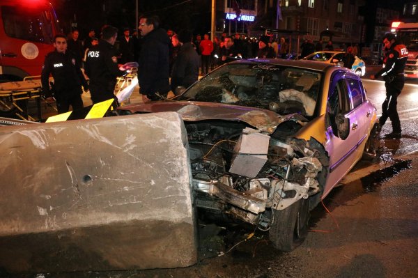 Antalya'da yeni evli çift trafik kazası yaptı:1 ölü