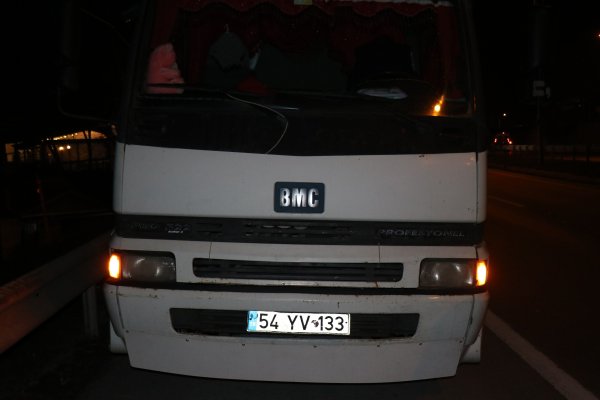 i Sakarya'da yayaya önce otomobil sonra kamyon çarptı